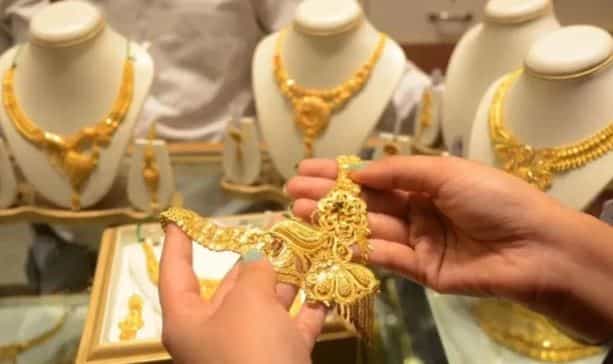 गेल्या काही दिवसांपासून सोने आणि चांदीच्या दरात मोठे चढउतार होताना पाहायला मिळतंय. दिवाळीआधी सोन्याचा भाव चांगलाच वधारला होता. परंतु दिवाळीनंतर सोने, चांदी या दोन्ही धातूंच्या भावामध्ये कधी घसरण तर कधी मोठी तेजी पाहायला मिळाली आहे