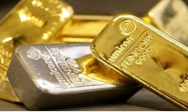 भारतीय सराफा बाजारात आठवड्याच्या पहिल्याच दिवशी (24 नोव्हेंबर) सोन्यात मोठी घसरण झाली. चांदीचा भाव वधारला. या घसरणीनंतर सोन्याचा भाव 1 लाख 23 हजार रुपयांपर्यंत आला आहे. तर चांदीचा भाव 1 लाख 50 हजार रुपये प्रति किलोपेक्षा अधिक आहे. 