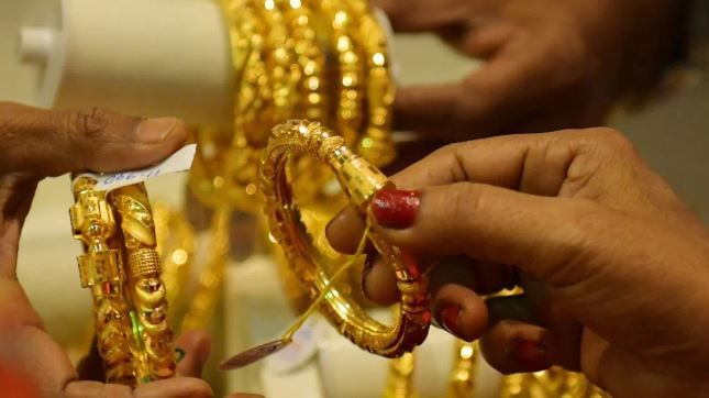 चांदीचा भाव एका दिवसात चांगलाच वाढला आहे. आज बाजार चालू झाल्यानंतर सोन्याच्या भावात तब्बल 2 हाज रुपयांची वाढ पाहायला मिळाली. या वाढीसह आता चांदीचा दर जीएसटीसह 1 लाख 64 हजार 800 रुपये प्रति किलोवर जाऊन पोहोचलाआहे. 