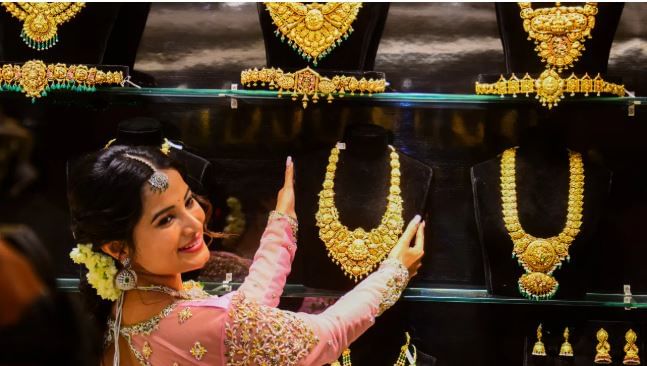 सोन्याच्या दरात मात्र किरकोळ अशी 200 रुपयांची घसण झाली आहे. या घसरणीसह सोन्याचा दर विना जीएसटी 1 लाख 22 हजार 800 रुपयांपर्यंत खाली आला आहे. गेल्या काही दिवसांपासून सोन्याच्या दरात घसरण झालेली पाहायला मिळत आहे. आजदेखील सोने 200 रुपयांनी स्वस्त झाले आहे. 