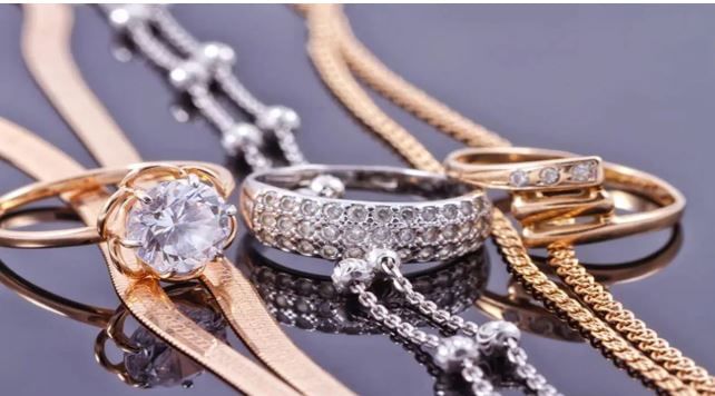 बुलियन अँड ज्वेलर्स असोशिएशनने दिलेल्या माहितीनुसार शुक्रवारी सकाळच्या तुलनेत संध्याकाळी सोन्याच्या किमतीत वाढ झाली. चांदीचा भाव मात्र घसरला होता. आज याउलट सोन्याचा भाव घसरला तर चांदीचा भाव वाढलेला पाहायला मिळाला. 