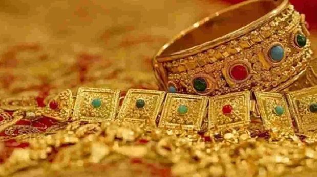 तसेच दिल्लीच्या साराफा बाजारात 99.5 टक्के शुद्ध सोन्याचा भावदेखील 1500 रुपयांनी वाढून तो 1,26,700  रुपये प्रति 10 ग्रॅम रुपयांपर्यंत वाढला. सोन्यासोबतच चांदीच्या भावातही मोठी तेजी पाहायला मिळाली. बुधवारी दिल्लीच्या सराफा बाजारात चांदीचा भाव 4000 रुपयांनी वाढून तो थेट 1,60,000 रुपये प्रति किलोवर जाऊन पोहोचला.