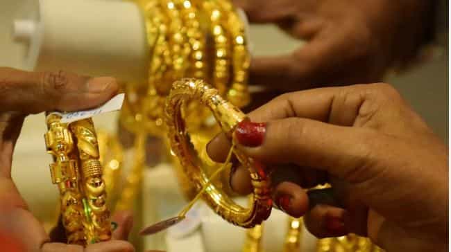 gold and गेल्या काही दिवसांपासून सोने आणि चांदीच्या दरात मोठ्या प्रमाणात चढ-उतार पाहायला मिळत आहेत. कधी सोने आणि चांदी महाग होताना दिसत आहेत. तर कधी बाजार चालू होताच सोन्याचा भाव धडाम् झालेला पाहायला मिळतोय. गेल्या आठवड्याभरात तर या दोन्ही मौल्यवान धातूंच्या किमतीत मोठे बदल झाले आहेत. silver rate today
