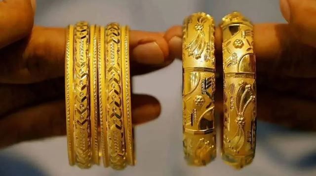 भारतीय शेअर बाजारात आठवड्याभरात मोठे चढ-उतार पाहायला मिळाले. त्याचा काहीसा परिणाम सोने आणि चांदीच्या दरावर झालेला पाहायला मिळाला. गेल्या एका आठवड्यात 24 कॅरेट सोन्याचा भाव 760 रुपयांनी महाग झाल्याचे पाहायला मिळाले.