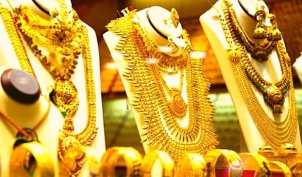 गेल्या आठवड्याभरात 22 कॅरेट सोन्याचा भावदेखील 700 रुपयांनी वाढळा आहे. 23 नोव्हेंबर रोजी राजधानी दिल्लीमध्ये 24 कॅरेट सोन्याचा भाव 1,25,990 रुपये प्रती 10 ग्रॅमवर पोहोचला. तर दुसरीकडे आंतरराष्ट्रीय बाजारात सोन्याचा भाव 4061.91 डॉलर प्रती औंसवर ट्रेड करत होता.