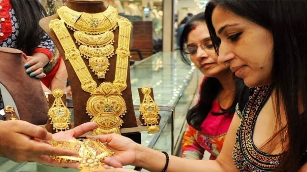 आठवडाभरात सोन्याचा भाव वाढलेला असला तरी चांदीचा भाव मात्र कमी झालेला आहे. एका आठवड्यात चांदी तब्ल 5000 रुपयांनी स्वस्त झाली आहे. 23 नोव्हेंबर रोजी चांदीचा भाव 1,64,000 रुपये प्रति किलोवर पोहोचला.