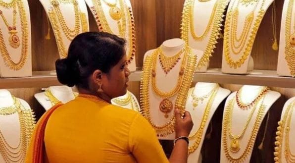 तुम्ही काही वर्षे मागे वळून पाहिलं तर सोन्याचा भाव पाहून तुम्हाला आश्चर्य वाटेल. गेल्या दीड ते दोन वर्षांत सोन्याचा भाव चांगलाच वाढला आहे. विशेष म्हणजे सोन्यासोबतच चांदीची चमकही चांगलीच वाढली आहे. सध्या सोने-चांदीच्या भावात मोठे चढउतार पाहायला मिळत आहेत. त्यामुळेच भविष्यात सोन्याची वाटचाल काय असेल, असे विचारले जात आहे. 