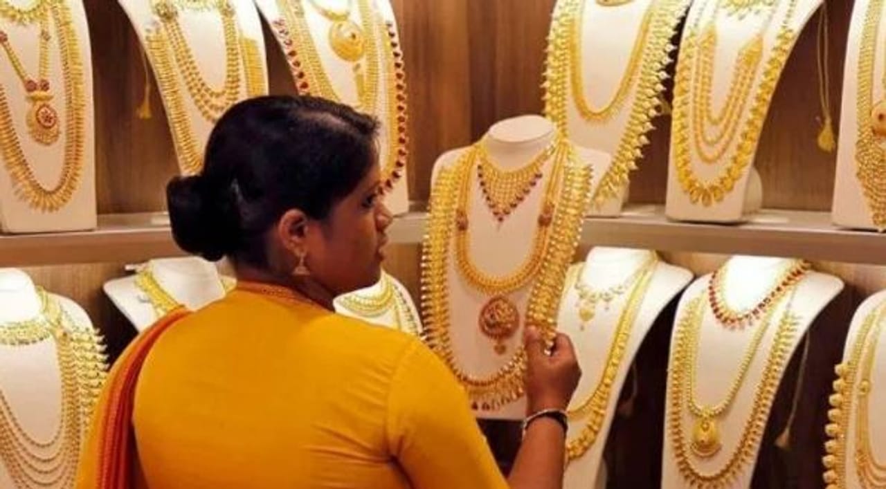 तुम्ही काही वर्षे मागे वळून पाहिलं तर सोन्याचा भाव पाहून तुम्हाला आश्चर्य वाटेल. गेल्या दीड ते दोन वर्षांत सोन्याचा भाव चांगलाच वाढला आहे. विशेष म्हणजे सोन्यासोबतच चांदीची चमकही चांगलीच वाढली आहे. सध्या सोने-चांदीच्या भावात मोठे चढउतार पाहायला मिळत आहेत. त्यामुळेच भविष्यात सोन्याची वाटचाल काय असेल, असे विचारले जात आहे. 