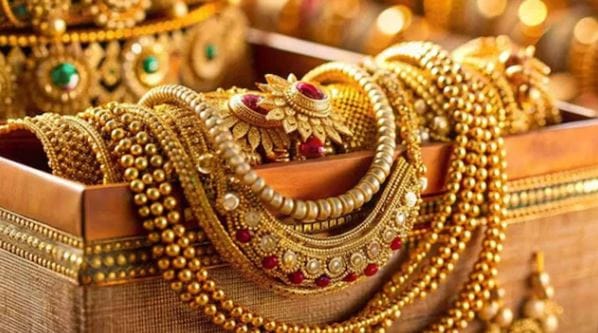 काही दिवसांपूर्वी सोन्याचा भाव घसरला होता. या मौल्यवान धातूचा भाव कमी झाल्यामुळे सामान्यांना थोडे हायसे वाटले होते. पण आता पुन्हा एकदा सोनं वधारताना दिसत आहे. सोन्याचा  भाव कधी वाढतोय. तर कधी कमी होताना दिसतोय.