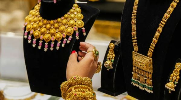 यासह येत्या 3 ते 5 डिसेंबर दरम्यान भारताच्या आरबीआयच्या पतधोरण समितीची बैठक होणार आहे. त्यानंतर 5 डिसेंबर रोजी पतधोरण समिती रेपो रेटसंदर्भात आपले धोरण जाहीर करणार आहे. भविष्यात या दोन मोठ्या घडामोडी घडणार असल्यामुळे गुंतवणूकदार सध्या सतर्क झाले आहेत.