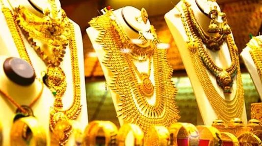 बुधवारी चांदीचा हाच भाव 1,61,300 रुपये प्रति किलो होता. दरम्यान, सध्या सोने आणि चांदीचा भाव वाढताना दिसत आहे. त्यामुळे लोकांना दागिने करण्यासाठी जास्त पैसे मोजावे लागणार आहेत. भविष्यातही सोने, चांदीमध्ये अशीच तेजी राहणार का? हे पाहणे महत्त्वाचे ठरणार आहे.