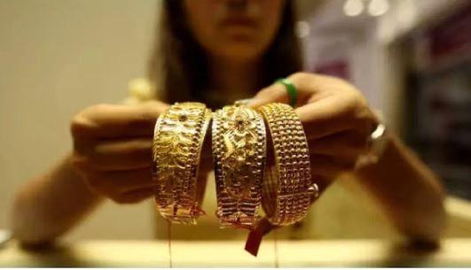 गेल्या काही दिवसांपासून सोने आणि चांदीच्या दरात मोठे चढऊतार पाहायला मिळत आहेत. दिवाळीच्या अगोदर या दोन्ही मौल्यवान धातूंचा भाव चांगलाच वाढला होता. दिवाळीनंतर मात्र सोने आणि चांदी चांगलेच स्वस्त झाले होते.