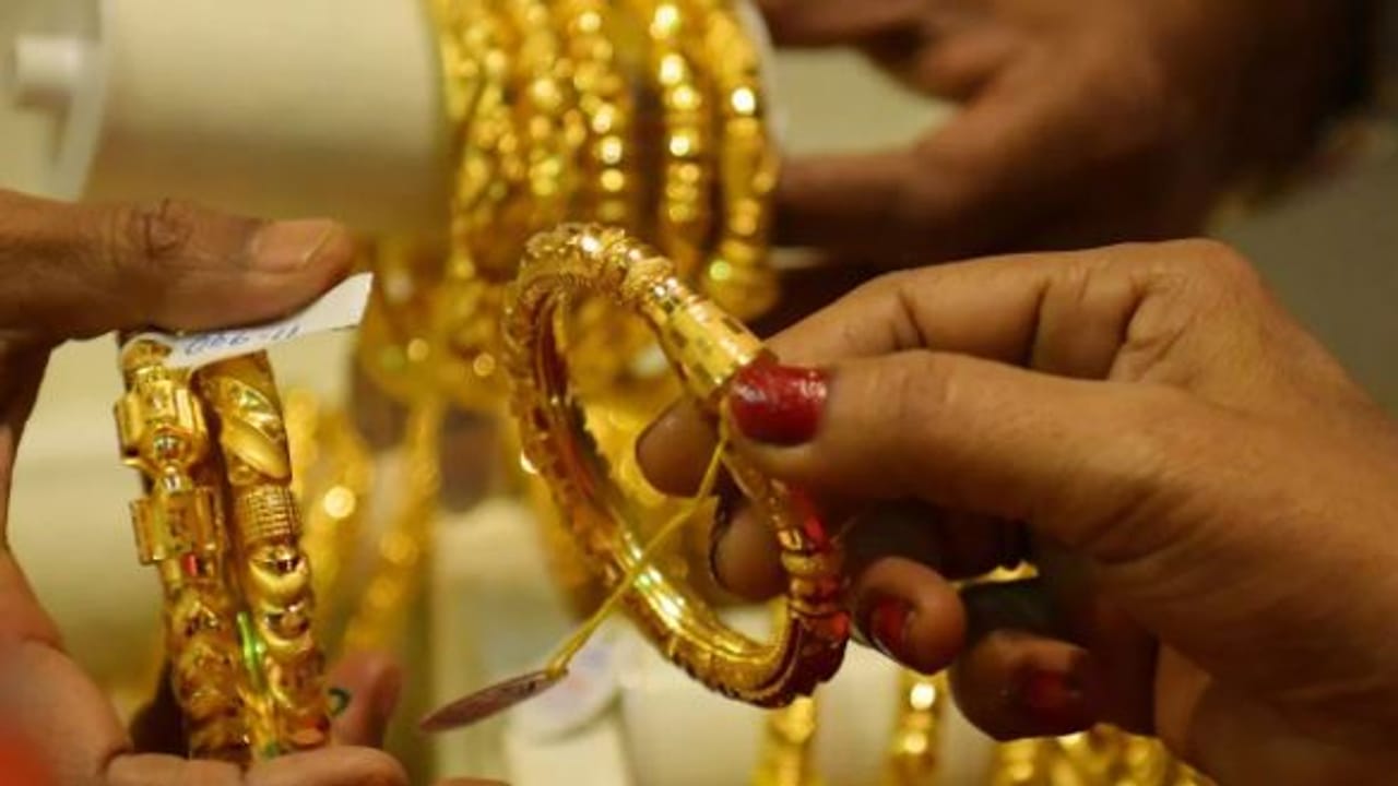 गेल्या काही दिवसांपासून सोने आणि चांदीच्या दरात मोठा चढ-उतार पाहायला मिळतोय. कधी सोन्याचा भाव धाडकन कमी होत आहे. तर कधी हेच सोने महाग होत आहे. आजदेखील सराफा बाजारात मोठी घडामोड पाहायला मिळाली आहे.
