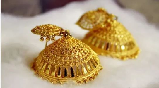 दरम्यान, आता पुन्हा एकदा सोन्याचा तसेत चांदीचाही भाव वधारताना दिसत आहे. आज (13 नोव्हेंबर) आंतरराष्ट्रीय बाजारातील घडामोडी तसेच इतर काही कारणांमुळे राजधानी दिल्लीत सोन्याचा भाव थेट तीन हजार रुपयांनी वाढलाच