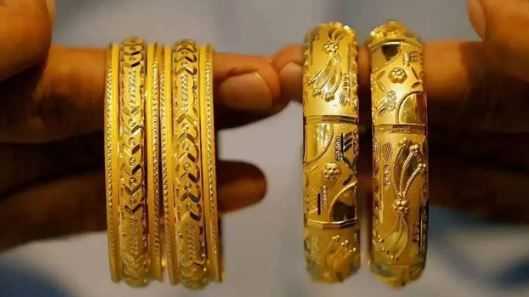 एका दिवसात सोन्याचा भाव 3000 रुपयांनी वाढल्यानंतर दिल्लीच्या सराफा बाजारात सोने 1,30,900 रुपये प्रति 10 ग्रॅमवर पोहोचला आहे. ऑल इंडिया सराफा असोशिएशनच्या माहितीनुसार सलग तिसऱ्या दिवशी सोन्याचा हा भाव वाढला आहे.