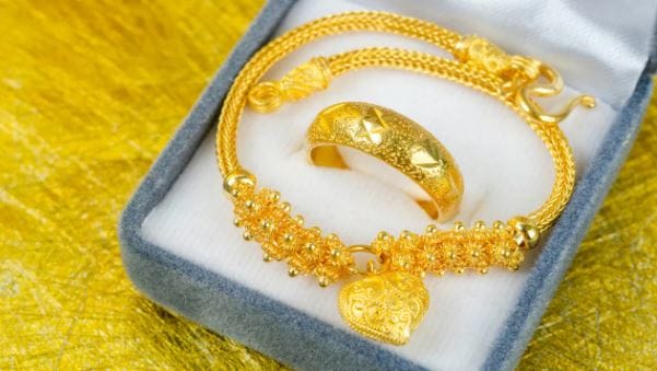 या भाववाढीसह चांदीचा भाव आता जीएसटीसह थेट 1 लाख 70 हजार 980 रुपये प्रति किलोवर पोहोचला आहे. दुसरीकडे सोन्याच्या भावतही थेट 800 रुपयांची वाढ झाली आहे. या भाववाढीसह सोन्याचा दर जीएसटी सह 1 लाख 29 हजार 574 रुपये प्रति दहा ग्रॅमवर पोहोचला आहे. 