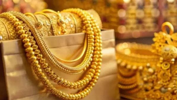  आज सोन्याच्या भावापेक्षा चांदीचा भाव जास्तच वाढला आहे. महिन्याभरानंतर चांदीच्या दराने पुन्हा 1 लाख 70 हजारांचा आकडा पार केला आहे. त्यामुळे आता भविष्यात सोन्यापेक्षा चांदीचा भाव जास्त वधारणार का असं विचारलं जातंय.