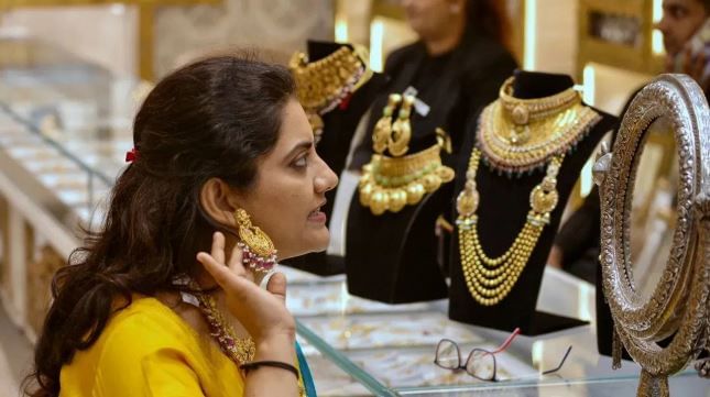 तर चांदीचा भाव 7800 रुपयांनी कमी होऊन थेट 1,56,000  रुपये प्रति किलोवर पोहोचला होता. दरम्यान, सध्यातरी सोने, चांदीच्या भावात मोठे चढउतार होताना पाहायला मिळत आहेत. त्यामुळे भविष्यात या मौल्यवान धातूंचा भाव नेमका काय असणार हे पाहणे महत्त्वाचे ठरणार आहे. 