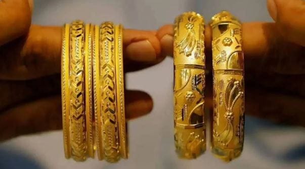 दरम्यान, सध्या लग्नसराई चालू आहे. त्यामुळे सध्या सोने आणि चांदीच्या दरात होत असलेली वाढ लक्षात घेता भविष्यात दोन्ही मौल्यवान धातू किती महाग होणार? भविष्यात सामान्यांना दागिने करणे परवडणार का? असा सवाल उपस्थित केला जातोय. 