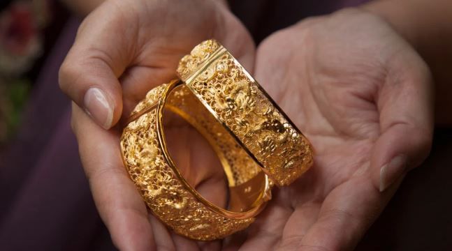 Gold Silver Rate : सोन्याचा भावा झाला धडाम, आता 10 ग्रॅमसाठी किती रुपये लागणार? जाणून घ्या