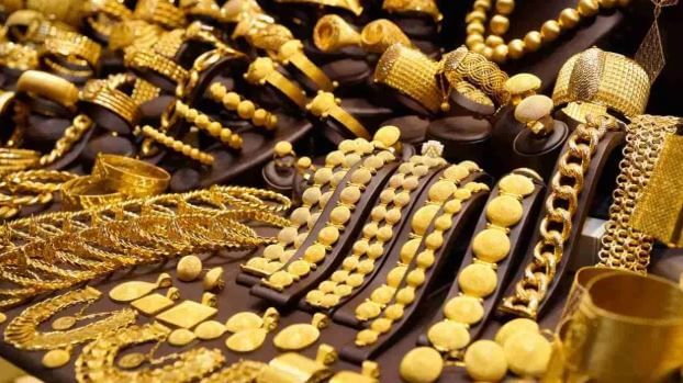 gold rate todayगेल्या काही दिवसांपासून सोने आणि चांदीच्या दरात मोठे चढ-उतार पाहायला मिळत आहेत. दिवाळीआधी सोने चांगलेच महागले होते. दिवाळसण झाल्यानंतर सोने तसेच चांदी या दोन्ही मौल्यवान धातूंची किंमत कमी झाली होती.  