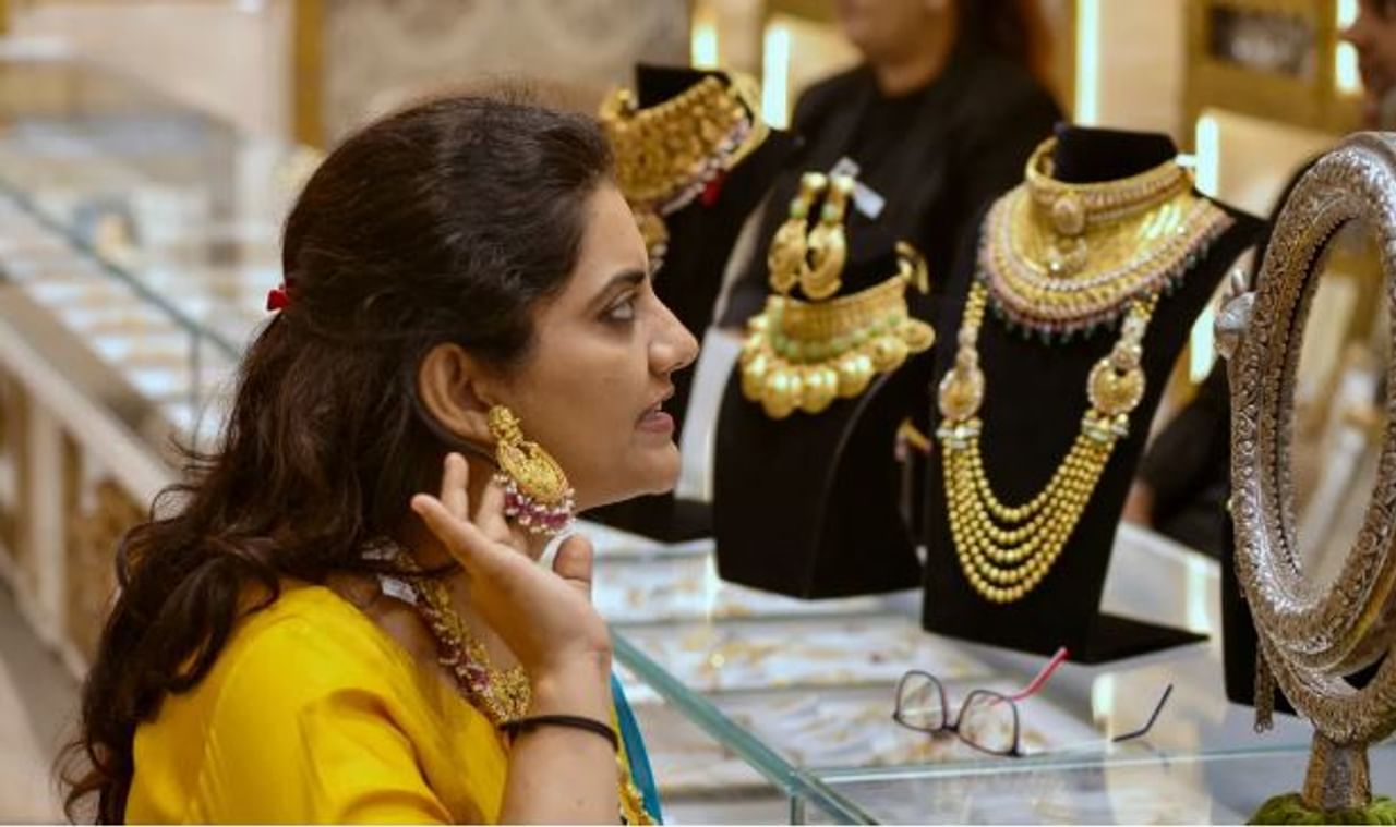 गेल्या काही दिवसांपासून सोने आणि चांदी या दोन मौल्यवान धातूंच्या भावात मोठे चढउतार पाहायला मिळत आहेत. सोन्याचा भाव दिवाळीपूर्वी चांगलाच वाढला होता. आता मात्र हा भाव धडाम झाला असून गेल्या तीन दिवसांपासून सोन्याची चमक कमी होताना पाहायला मिळत आहे. 