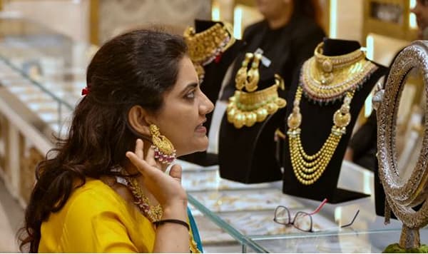 गेल्या काही दिवसांपासून सोने आणि चांदी या दोन मौल्यवान धातूंच्या भावात मोठे चढउतार पाहायला मिळत आहेत. सोन्याचा भाव दिवाळीपूर्वी चांगलाच वाढला होता. आता मात्र हा भाव धडाम झाला असून गेल्या तीन दिवसांपासून सोन्याची चमक कमी होताना पाहायला मिळत आहे.