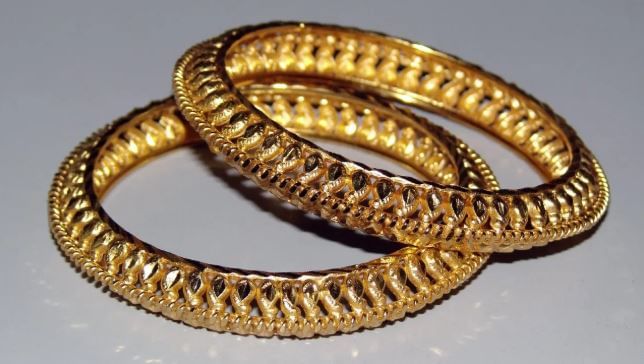 दरम्यान, आता पुन्हा एकदा सोने स्वस्त झाले आहे. ऐन लग्नसराईत सोने स्वस्त झाल्याने सामान्यांकडून आनंद आणि समाधान व्यक्त केले जात आहे. राजधानी दिल्लीमध्ये 24 कॅरेट सोन्याचा भाव 1 लाख 25 हजार 220 रुपये प्रति 10 ग्रॅमपर्यंत खाली आला आहे.