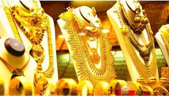 सोमवारी (3 ऑक्टोबर) सोन्याच्या भावात वाढ नोंदवली गेली. Multi Commodity Exchange of India (एमसीएक्स) च्या डेटानुसार सोमवारी सकाळी 10 वाजेपर्यंत सोन्याचा भाव  0.31 टक्क्यांनी वाढून साधारण 1,21,603 प्रति 10 ग्रॅम रुपयांवर जाऊन पोहोचला. 