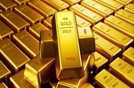  अमेरिकेची मध्यवर्ती फेडरल रिझर्व्ह बँकेकडून केल्या जाणाऱ्या व्याजदर कापातीबाबत सध्या अनिश्चितता निर्माण झाल्याने सोन्याचा भाव कमी झाला आहे.  दिल्लीत 22 कॅरेट सोन्याचा भाव एक लाख 14 हजार 800 रुपये प्रति दहा ग्रॅमवर पोहोचला आहे. 