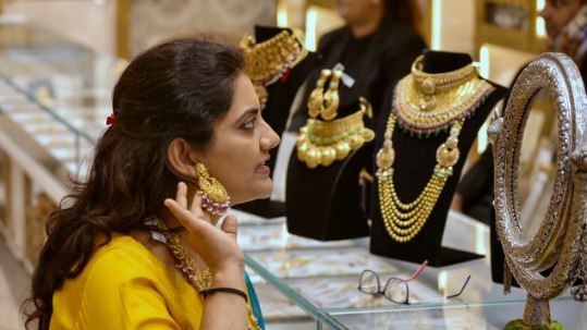 चांदीचा भावदेखील  0.42 टक्क्यांनी वाढून 1,48,906 प्रति किलोवर जाऊन पोहोचला. सध्या लग्नसराई चालू झाली आहे त्यामुळे सोने आणि चांदीचा भाव असाच वाढत राहणार का? असे विचारले जात आहे. 