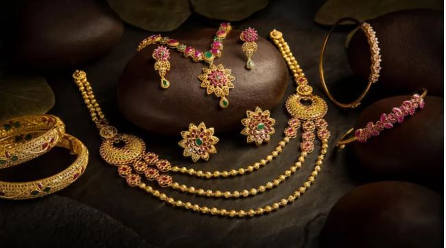 सध्या मुंबई, चेन्नई, कोलकाता या महत्त्वाच्या शहरांत 22 कॅरेट सोन्याची किंमत 114640  रुपये प्रति 10 ग्रॅम तर  24 कॅरेट सोन्याची किंमत 125070 रुपये प्रति 10 ग्रॅम पर्यंत खाली आली आहे. 