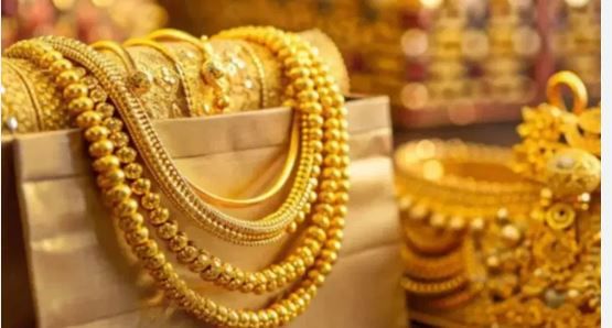 लग्नसराईत लोक मोठ्या प्रमाणात दागिने तयार करतात. त्यामुळे या काळात सराफा बाजारात मोठी उलाढाल होते. सोन्याचा भाव वाढणार की कमी होणार हे अनेक गोष्टींवरून ठरणार आहे. डॉलरच्या तुलनेत रुपया कमजोर झाला तर सोन्याचा भाव वाढू शकतो. 