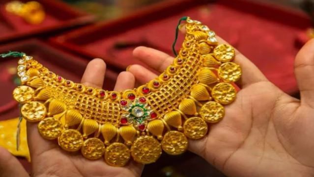 महाराष्ट्रातील पुणे आणि कर्नाटकातील बंगळुरू शहरातही सोन्याचा भाव घसरला आहे. या दोन्ही शहरांत 24 कॅरेट सोन्याचा भाव 125070  रुपये प्रति 10 ग्रॅम रुपये तर 22 कॅरेट सोन्याचा भाव 114640 रुपये प्रति 10 ग्रॅमपर्यंत खाली आला आहे.  