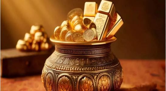 या खजिन्यामध्ये पाच सोन्याची बिस्किटे तसेच अनेक सोन्याचे शिक्के मिळालेले आहेत, असे सांगितले जात आहे. हा खजिना ज्या जागेत सापडला, त्या जागेच्या मूळ मालकाचे निधन झालेले आहे. त्यामुळे सध्या या जागेचा जो मालक आहे, त्यालाच हा खजिना देण्यात आला आहे.