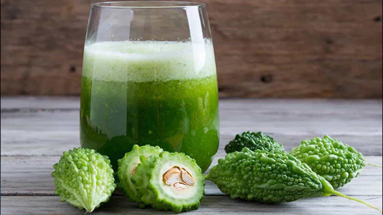 कारल्याचा ज्यूस पिणे निरोगी आरोग्यासाठी फायदेशीर नक्कीच आहे. उपाशीपोटी कारल्याचा ज्यूस पिल्याने आरोग्याच्या अनेक समस्या दूर होण्यास मदत होते.