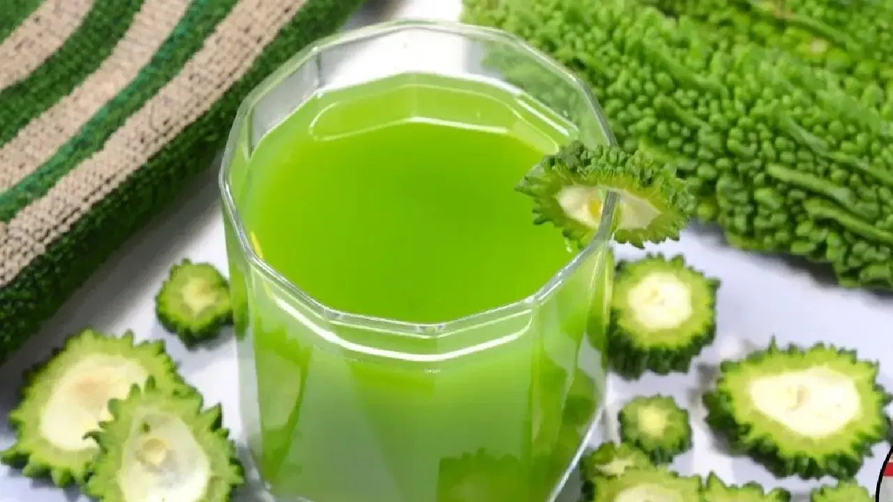 कारल्याचा रस मूत्रपिंड स्वच्छ करण्यास मदत करतो. शरीरातील अशुद्धता आणि विषारी पदार्थ काढून टाकण्याची क्षमता सुधारण्यास मदत होते. 