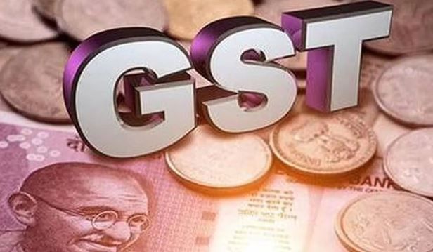 मिळालेल्या माहितीनुसार हा प्रकार पंजाबमधील मोगामधील बोहना येथील आहे. या गावात अजमेर सिंह नावाच्या एका रोजंदारीवर जगणाऱ्या मजुराला जीएसटी विभागाने ही नोटीस पाठवली आहे. या मजुराला आपले कुटंब पोसण्यासाठी दिवसरात्र काम करावे लागते. असे असताना आता तब्बल 35 कोटी रुपयांची नोटीस आल्याने नेमके काय करावे? असा प्रश्न या मजुराला पडला आहे. 