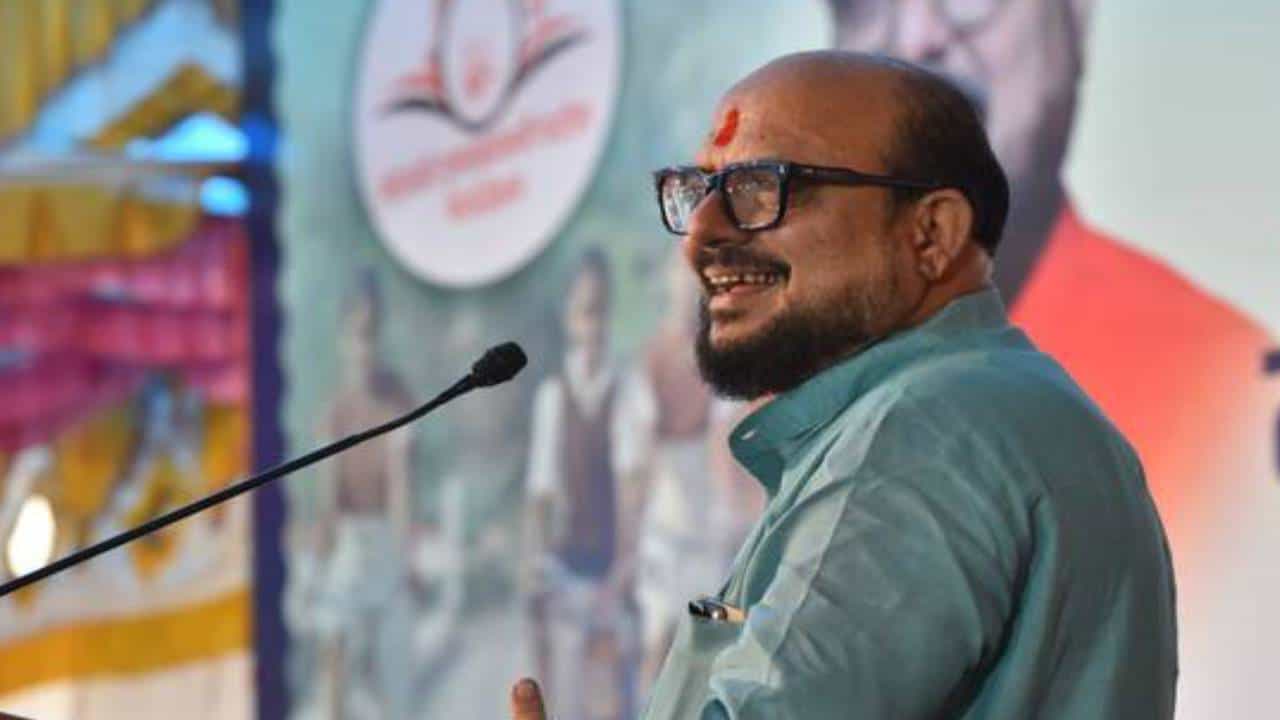 Gulabrao Patil : उठ भक्ता...1 तारखेला रात्री बाहेरच झोपा, लक्ष्मी येणारे... गुलाबराव पाटलांच्या त्या विधानानं चर्चांना उधाण Gulabrao Patil : उठ भक्ता...1 तारखेला रात्री बाहेरच झोपा, लक्ष्मी येणारे... गुलाबराव पाटलांच्या त्या विधानानं चर्चांना उधाण