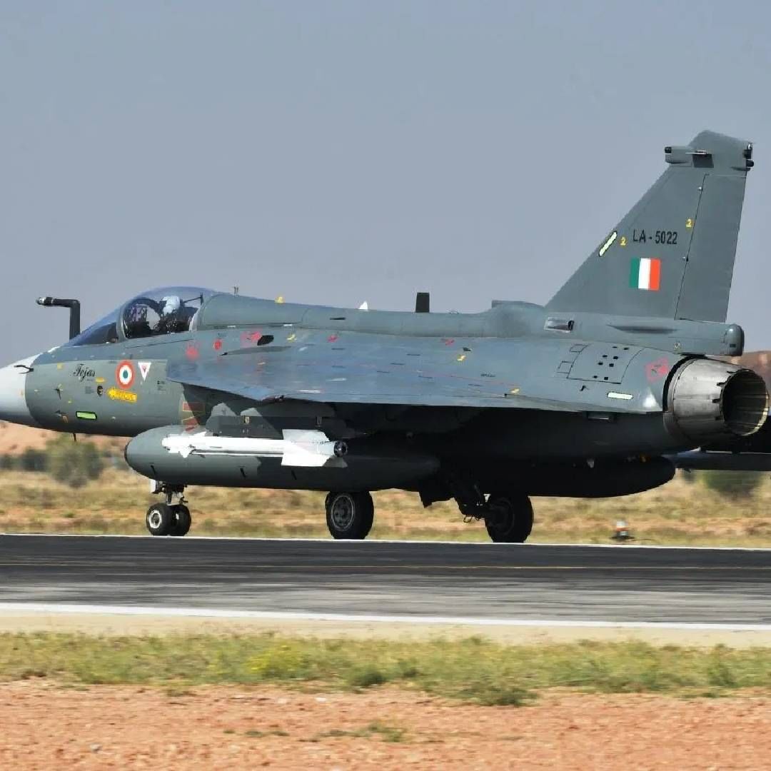 LCA तेजस स्वदेशी बनावटीचं 4.5 जनरेशनच फायटर जेट आहे. भारतात हिंदुस्तान एरोनॉटिक्स लिमिटेडने (एचएएल) हे विमान तयार केलय. सध्या इंडियन एअरफोर्सकडून या विमानाचा वापर सुरु आहे. या विमानात डेल्टा विंग आर्किटेक्चर आहे. ह्यूमन मशीन इंटरफेस कॉन्सेप्टच्या आधारावर या विमानाची निर्मिती केलीय. हवेतून जमिनीवर हल्ला करण्यास हे विमान सक्षम आहे. 