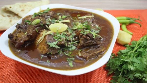 रेल्वेमधील मटणाच्या धोरणानंतर आता विमानात नेमकं हलाल मटण दिलं जातं की अन्य कोणतं? असा प्रश्न उपस्थित केला जात आहे. विमानातही प्रवाशांना  मांसाहारी भोजन दिले जाते. 