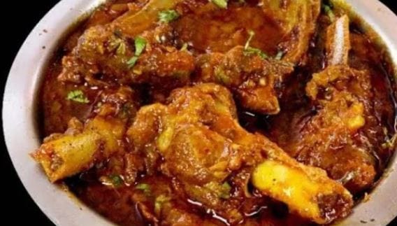 या भोजनात दिले जाणारे मटण हलाल असते का? असा प्रश्न उपस्थित केला जातोय. एअर इंडियाच्या नियमानुसार हलाल सर्टिफाईड जेवण फक्त सौदी सेक्टर, हजला जाणारी विमानं, दमन, रियाद, मदिना इथे जाणाऱ्या विमानांमध्येच दिले जाईल. 