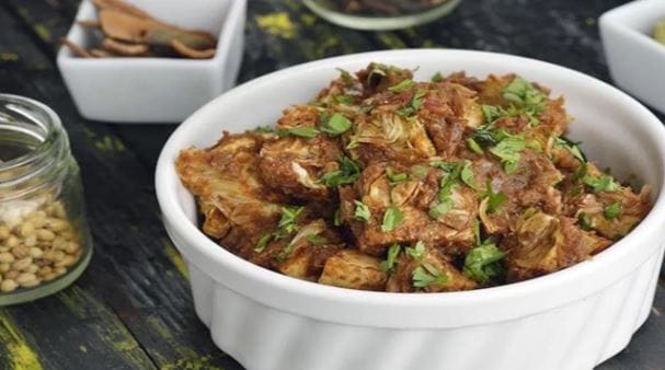 यासह कायद्यानुसार वेळोवेळी जे नियम बदलले जातात त्या नियमांच्या अधीन राहूनच आम्ही प्रवाशांना मटणाचे जेवन देतो, असेही रेल्वेने स्पष्ट केले आहे. अगोदर हलाल फूडला मुस्लीम फूड असे नाव देण्यात आले होते. यावरून चांगला वाद झाला होता. त्यानंतर एअर इंडियाकडून हलाल फूडला आता स्पेशल मील असे नाव देण्यात आले.