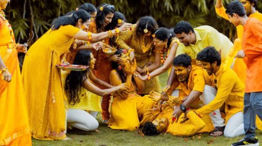 लग्नाच्या अगोदर हळद लावली जाते. ज्यांचे लग्न होणार आहे, त्यांच्या अंगाला हळद लावली जाते. या उत्सवाला फार महत्त्व असते. म्हणूनच या हळद लावण्याचा उत्सव मोठ्या उत्साहात साजरा केला जातो 