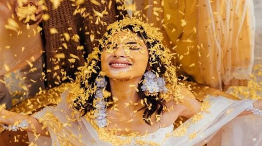 अनेकजण हळद लावण्याच्या उत्साहात आनंदाने सहभागी होतात. पण अनेकांना नवरी-नवरदेवाच्या अंगाला हळद का लावली जाते, याचीच कल्पना नसते. ज्योतिषशास्त्रानुसार गुरू ग्रहाची कृपा राहावी यासाठी नवरी-नवरदेवाच्या अंगाला हळद लावली जाते. 