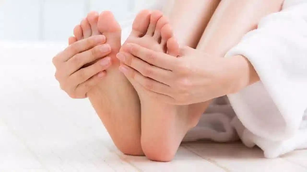 हृदयाकडून हात-पायांपर्यंत पुरेसं रक्त पोहोचत नसल्यामुळे देखील बोटं थंड पडतात. थायरॉईड कमी झाल्यास शरीरातील चयापचय कमी होतो आणि उष्णता निर्माण कमी होते. अशात डॉक्टरांचा सल्ला नक्की घ्या.