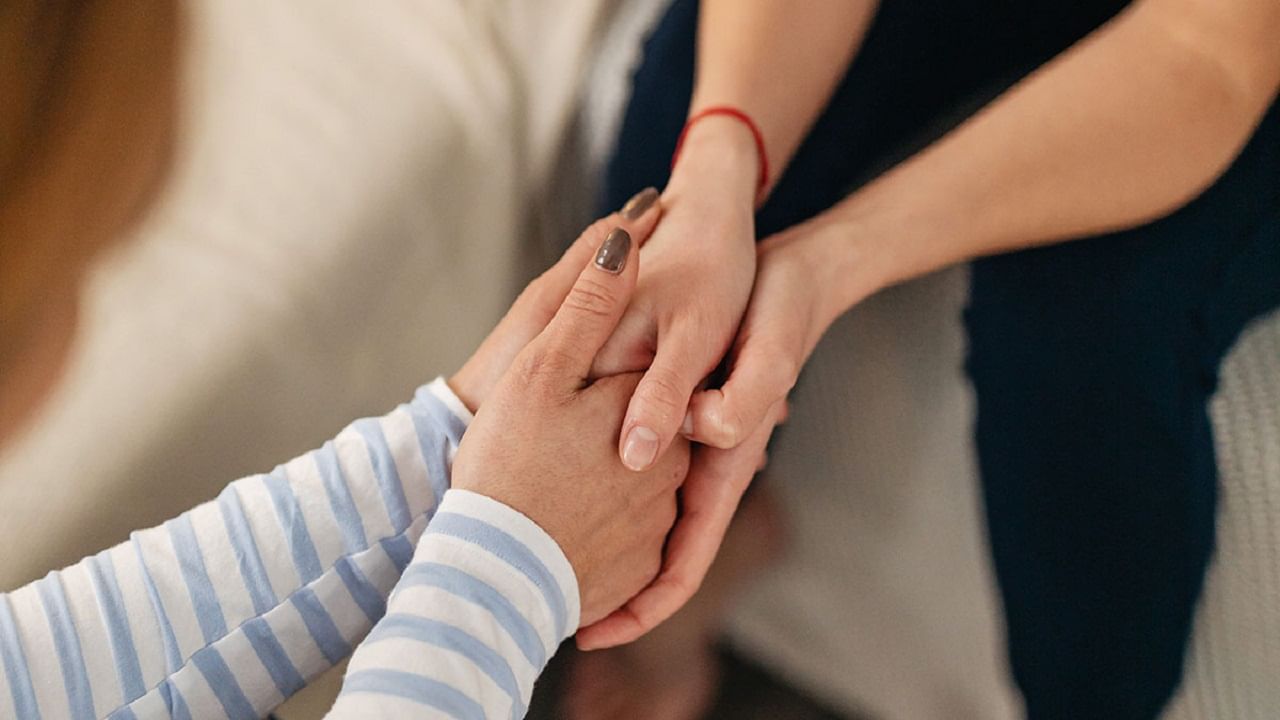 रक्तातील हिमोग्लोबिन कमी असल्यामुळे देखील बोटे थंड पडतात. यामुळे ऑक्सिजन वाहून नेण्याची क्षमता कमी होते; त्यामुळे शरीराच्या टोकांपर्यंत उष्णता कमी पोहोचते. अशात आरोग्यदायी पदार्थ खायला हवेत...