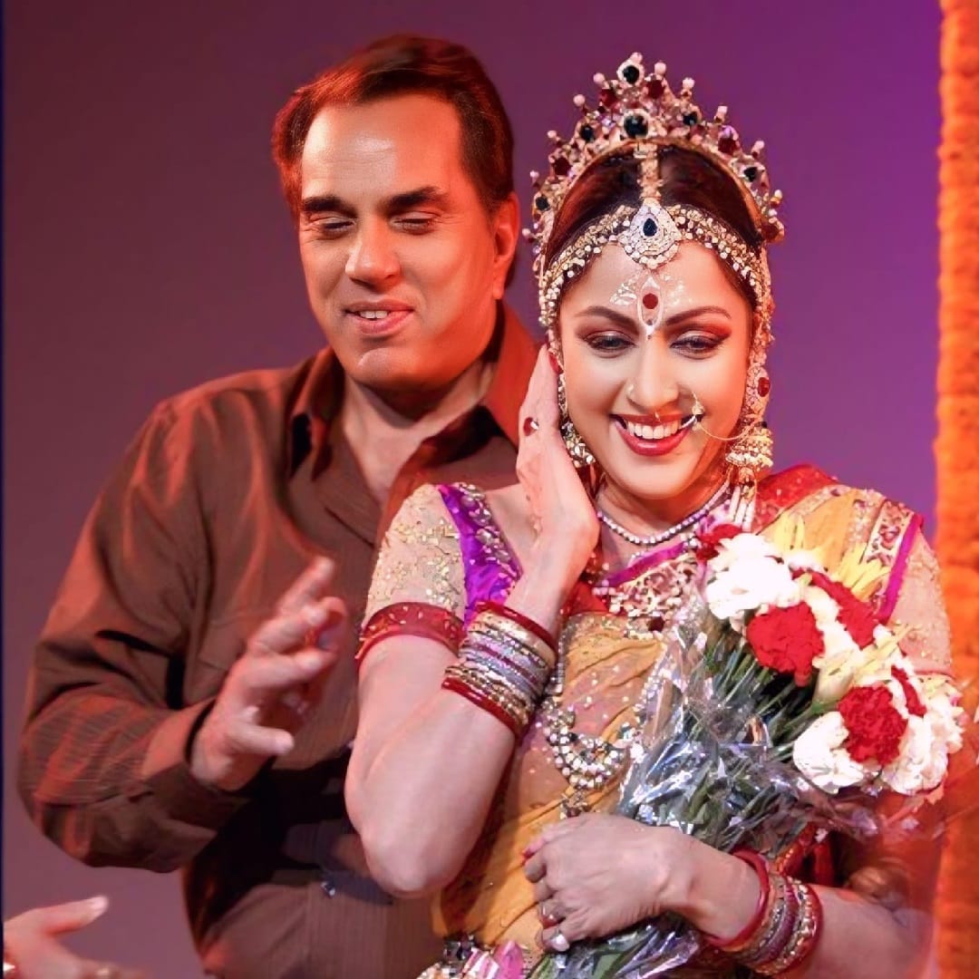 लग्नाला 45 वर्ष झाल्यानंतर देखील हेमा मालिनी यांनी कधीच धर्मेंद्र यांच्या मुख्य घराची पायरी चढली नाही... तर 'धर्मेंद्र यांना त्यांच्या मुलांपासून विभक्त करण्याचा माझा कोणताच हेतू नव्हता...' असं देखील हेमा मालिनी म्हणालेल्या. 