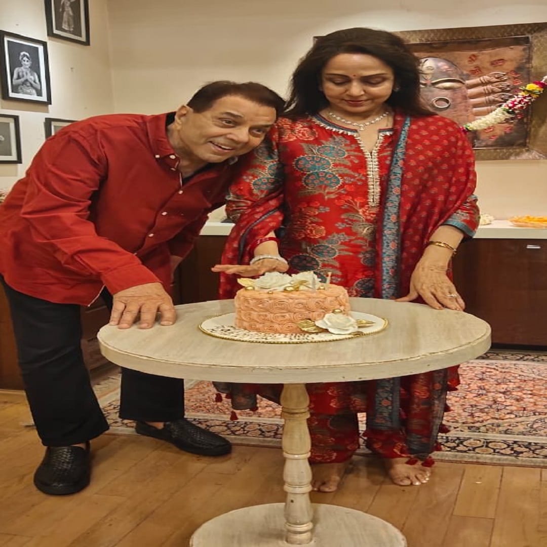 धर्मेंद्र आणि हेमा मालिनी यांच्या नात्याबद्दल सांगायचं झालं तर, पहिल्या पत्नीला घटस्फोट न देता त्यांनी हेमा मालिनी यांच्यासोबत दुसरा संसार थाटला. पण लग्नानंतरचा प्रवास हेमा मालिनी यांच्यासाठी फार कठीण होता. 