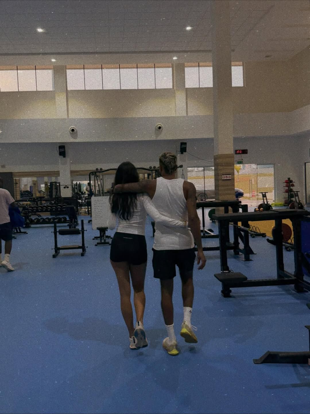 या फोटोंमध्ये हार्दिक पांड्या माहिका शर्मासोबत दिसतोय. एका फोटोमध्ये दोघेही जीम आऊटफीटमध्ये दिसत आहेत. एका फोटोमध्ये हार्दिक त्याच्या मुलासोबत मस्ती करताना दिसत आहे. एका फोटोमध्ये तर हार्दिक पांड्याने माहिका शर्माला थेट उचलून घेतले आहे. 